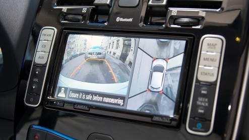 Nissan LEAF op meer dan 100 punten verbeterd. Nu ook aan te schaffen met batterijlease. Prijzen beginnen dan bij 23.980 euro