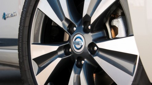 Nissan LEAF op meer dan 100 punten verbeterd. Nu ook aan te schaffen met batterijlease. Prijzen beginnen dan bij 23.980 euro