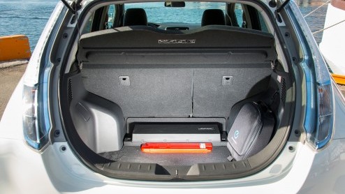 Nissan LEAF op meer dan 100 punten verbeterd. Nu ook aan te schaffen met batterijlease. Prijzen beginnen dan bij 23.980 euro