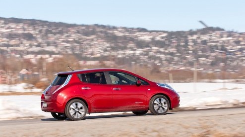 Nissan LEAF op meer dan 100 punten verbeterd. Nu ook aan te schaffen met batterijlease. Prijzen beginnen dan bij 23.980 euro