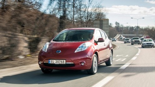 Nissan LEAF op meer dan 100 punten verbeterd. Nu ook aan te schaffen met batterijlease. Prijzen beginnen dan bij 23.980 euro