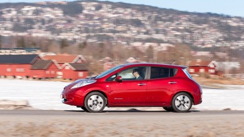 Nissan LEAF op meer dan 100 punten verbeterd. Nu ook aan te schaffen met batterijlease. Prijzen beginnen dan bij 23.980 euro