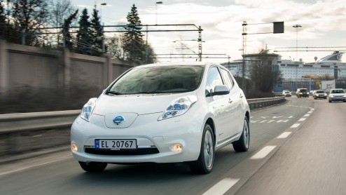 Nissan LEAF op meer dan 100 punten verbeterd. Nu ook aan te schaffen met batterijlease. Prijzen beginnen dan bij 23.980 euro