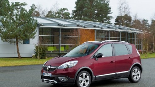 De vernieuwde Renault (Grand) Scnic is leverbaar vanaf 24.990 euro en staat vanaf mei in de showroom.