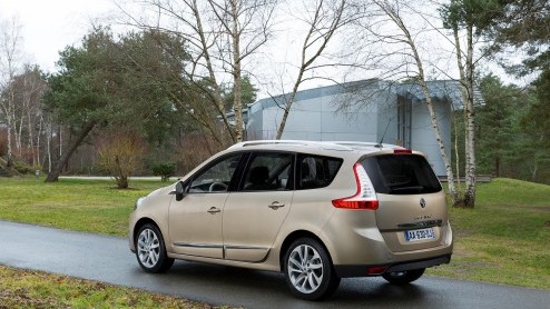 De vernieuwde Renault (Grand) Scnic is leverbaar vanaf 24.990 euro en staat vanaf mei in de showroom.