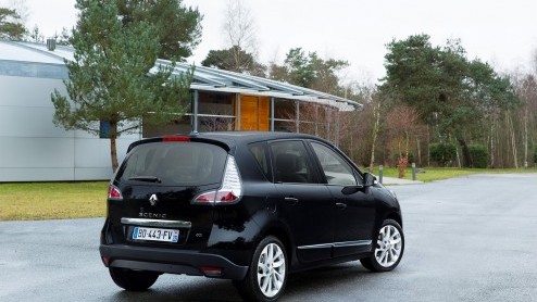 De vernieuwde Renault (Grand) Scnic is leverbaar vanaf 24.990 euro en staat vanaf mei in de showroom.