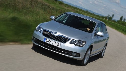 Autotest vernieuwde Skoda Superb 1.4 TSI en Superb Combi 1.8 TSI. Vanaf 29 juni bij de dealer. Prijzen starten bij 27.490 euro.