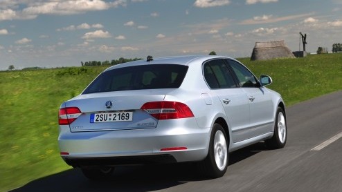 Autotest vernieuwde Skoda Superb 1.4 TSI en Superb Combi 1.8 TSI. Vanaf 29 juni bij de dealer. Prijzen starten bij 27.490 euro.