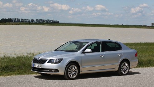 Autotest vernieuwde Skoda Superb 1.4 TSI en Superb Combi 1.8 TSI. Vanaf 29 juni bij de dealer. Prijzen starten bij 27.490 euro.