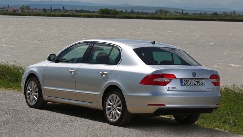 Autotest vernieuwde Skoda Superb 1.4 TSI en Superb Combi 1.8 TSI. Vanaf 29 juni bij de dealer. Prijzen starten bij 27.490 euro.