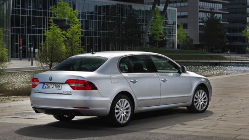 Autotest vernieuwde Skoda Superb 1.4 TSI en Superb Combi 1.8 TSI. Vanaf 29 juni bij de dealer. Prijzen starten bij 27.490 euro.