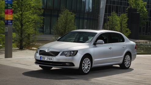 Autotest vernieuwde Skoda Superb 1.4 TSI en Superb Combi 1.8 TSI. Vanaf 29 juni bij de dealer. Prijzen starten bij 27.490 euro.