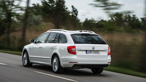 Autotest vernieuwde Skoda Superb 1.4 TSI en Superb Combi 1.8 TSI. Vanaf 29 juni bij de dealer. Prijzen starten bij 27.490 euro.