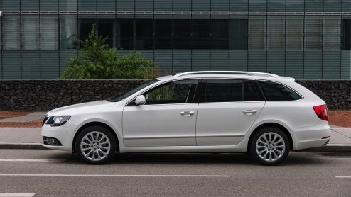 Autotest vernieuwde Skoda Superb 1.4 TSI en Superb Combi 1.8 TSI. Vanaf 29 juni bij de dealer. Prijzen starten bij 27.490 euro.