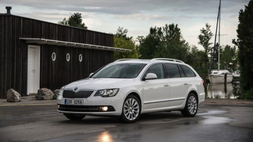 Autotest vernieuwde Skoda Superb 1.4 TSI en Superb Combi 1.8 TSI. Vanaf 29 juni bij de dealer. Prijzen starten bij 27.490 euro.
