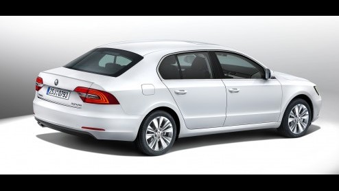 Vernieuwde Skoda Superb is een feit. Motoren zijn zuiniger, de uitrusting uitgebreid met nieuwe features. Introductie vlak voor de zomer.