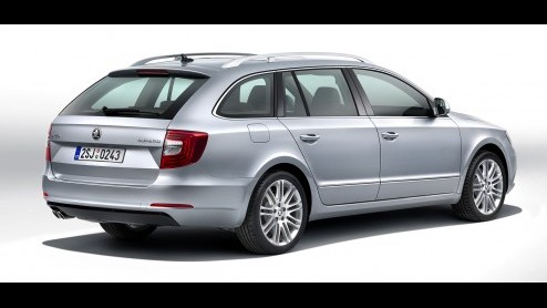 Vernieuwde Skoda Superb is een feit. Motoren zijn zuiniger, de uitrusting uitgebreid met nieuwe features. Introductie vlak voor de zomer.