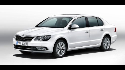 Vernieuwde Skoda Superb is een feit. Motoren zijn zuiniger, de uitrusting uitgebreid met nieuwe features. Introductie vlak voor de zomer.