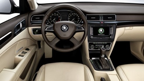 Vernieuwde Skoda Superb is een feit. Motoren zijn zuiniger, de uitrusting uitgebreid met nieuwe features. Introductie vlak voor de zomer.