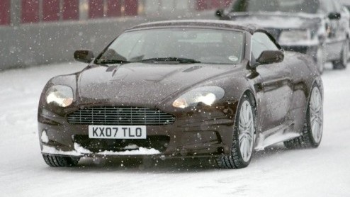 De nieuwe Aston Martin DBS is nog niet uitgeleverd of de softtop uitvoering wordt al gespot. Aston Martin DBS Volante is 'haar' naam voluit. Deze begeerlijke sportwagen werd in het koude Zweden op de 