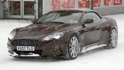 De nieuwe Aston Martin DBS is nog niet uitgeleverd of de softtop uitvoering wordt al gespot. Aston Martin DBS Volante is 'haar' naam voluit. Deze begeerlijke sportwagen werd in het koude Zweden op de 