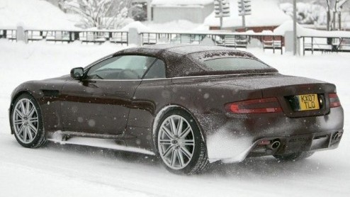 De nieuwe Aston Martin DBS is nog niet uitgeleverd of de softtop uitvoering wordt al gespot. Aston Martin DBS Volante is 'haar' naam voluit. Deze begeerlijke sportwagen werd in het koude Zweden op de 