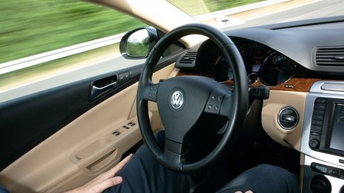Volkswagen heeft de Temporary Automatic Pilot (TAP) gepresenteerd. Het systeem maakt het mogelijk om de auto onder toezicht van de bestuurder tot snelheden van 130 km/u op de 'automatische piloot' te 