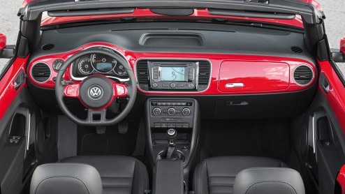 Volkswagen Beetle Cabrio in de showroom vanaf 26.150 euro.