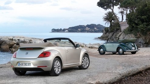 Volkswagen Beetle Cabrio in de showroom vanaf 26.150 euro.