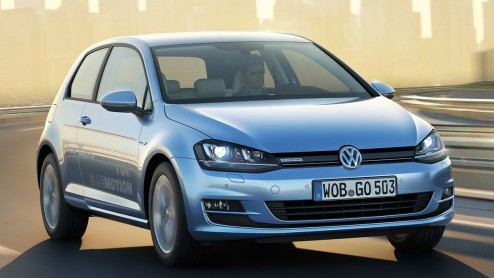 De Volkswagen Golf BlueMotion kost vanaf 25.490 euro, is in 2013 wegenbelastingvrij en komt in aanmerking voor 14% bijtelling.
