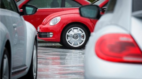 Liever een Volkswagen Beetle met dieselmotor? Dat kan, vanaf nu. De Duitsers hebben de 2.0 TDI aan het palet toegevoegd, geleverd met een zesbak of DSG. Prijzen beginnen bij 29.450 euro.