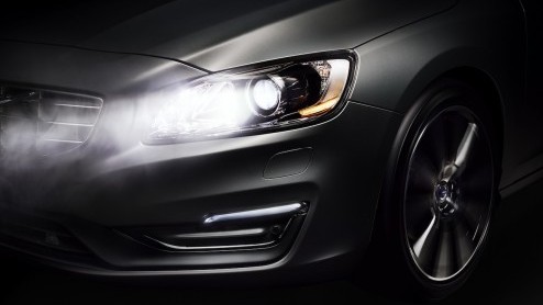 Permanent grootlichtassistent gentroduceerd op vernieuwde Volvo S60,V60 en XC60.