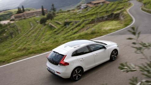 De Volvo S40 en V50 lopen op hun laatste benen maar opvolging is onderweg, want het is de nieuwe V40 die het stokje mag gaan overnemen. Als vijfdeurs hatchback staat de nieuwe Zweed direct tegenover d
