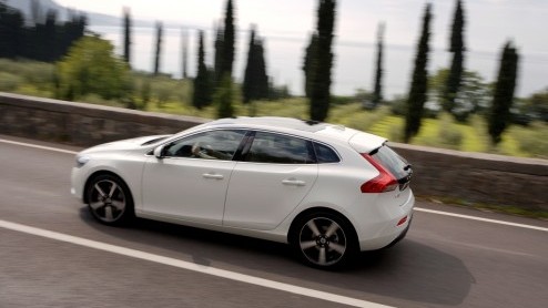 De Volvo S40 en V50 lopen op hun laatste benen maar opvolging is onderweg, want het is de nieuwe V40 die het stokje mag gaan overnemen. Als vijfdeurs hatchback staat de nieuwe Zweed direct tegenover d