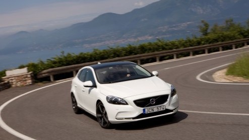 De Volvo S40 en V50 lopen op hun laatste benen maar opvolging is onderweg, want het is de nieuwe V40 die het stokje mag gaan overnemen. Als vijfdeurs hatchback staat de nieuwe Zweed direct tegenover d