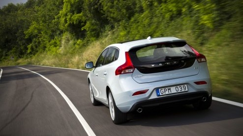 De Volvo S40 en V50 lopen op hun laatste benen maar opvolging is onderweg, want het is de nieuwe V40 die het stokje mag gaan overnemen. Als vijfdeurs hatchback staat de nieuwe Zweed direct tegenover d