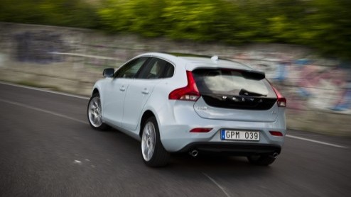 De Volvo S40 en V50 lopen op hun laatste benen maar opvolging is onderweg, want het is de nieuwe V40 die het stokje mag gaan overnemen. Als vijfdeurs hatchback staat de nieuwe Zweed direct tegenover d