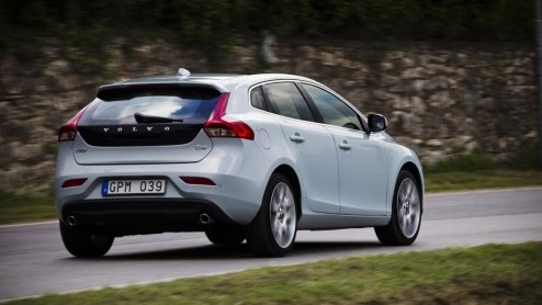 De Volvo S40 en V50 lopen op hun laatste benen maar opvolging is onderweg, want het is de nieuwe V40 die het stokje mag gaan overnemen. Als vijfdeurs hatchback staat de nieuwe Zweed direct tegenover d