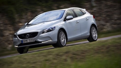 De Volvo S40 en V50 lopen op hun laatste benen maar opvolging is onderweg, want het is de nieuwe V40 die het stokje mag gaan overnemen. Als vijfdeurs hatchback staat de nieuwe Zweed direct tegenover d