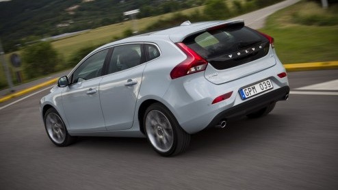 De Volvo S40 en V50 lopen op hun laatste benen maar opvolging is onderweg, want het is de nieuwe V40 die het stokje mag gaan overnemen. Als vijfdeurs hatchback staat de nieuwe Zweed direct tegenover d