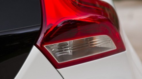 De Volvo S40 en V50 lopen op hun laatste benen maar opvolging is onderweg, want het is de nieuwe V40 die het stokje mag gaan overnemen. Als vijfdeurs hatchback staat de nieuwe Zweed direct tegenover d