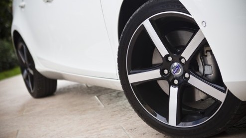 De Volvo S40 en V50 lopen op hun laatste benen maar opvolging is onderweg, want het is de nieuwe V40 die het stokje mag gaan overnemen. Als vijfdeurs hatchback staat de nieuwe Zweed direct tegenover d