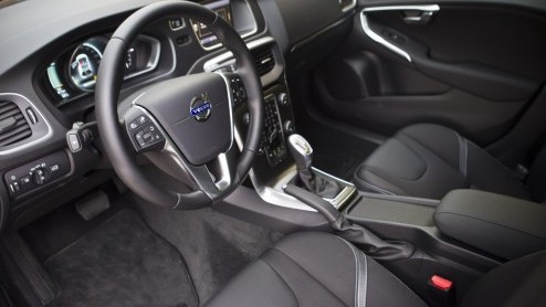 De Volvo S40 en V50 lopen op hun laatste benen maar opvolging is onderweg, want het is de nieuwe V40 die het stokje mag gaan overnemen. Als vijfdeurs hatchback staat de nieuwe Zweed direct tegenover d