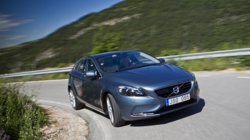 De Volvo S40 en V50 lopen op hun laatste benen maar opvolging is onderweg, want het is de nieuwe V40 die het stokje mag gaan overnemen. Als vijfdeurs hatchback staat de nieuwe Zweed direct tegenover d