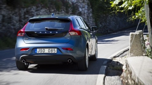 De Volvo S40 en V50 lopen op hun laatste benen maar opvolging is onderweg, want het is de nieuwe V40 die het stokje mag gaan overnemen. Als vijfdeurs hatchback staat de nieuwe Zweed direct tegenover d