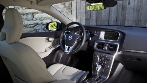 De Volvo S40 en V50 lopen op hun laatste benen maar opvolging is onderweg, want het is de nieuwe V40 die het stokje mag gaan overnemen. Als vijfdeurs hatchback staat de nieuwe Zweed direct tegenover d