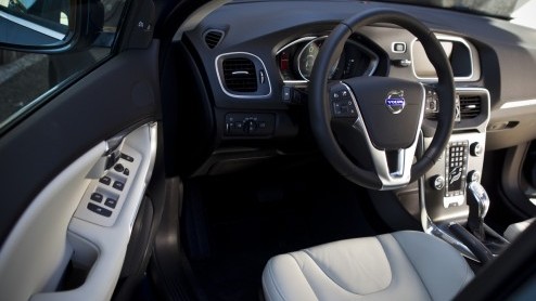 De Volvo S40 en V50 lopen op hun laatste benen maar opvolging is onderweg, want het is de nieuwe V40 die het stokje mag gaan overnemen. Als vijfdeurs hatchback staat de nieuwe Zweed direct tegenover d