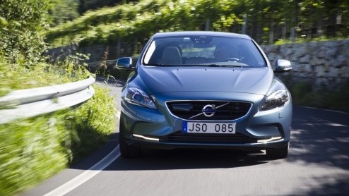 De Volvo S40 en V50 lopen op hun laatste benen maar opvolging is onderweg, want het is de nieuwe V40 die het stokje mag gaan overnemen. Als vijfdeurs hatchback staat de nieuwe Zweed direct tegenover d