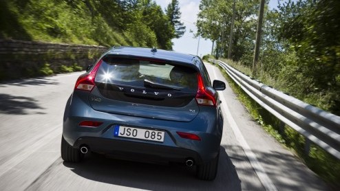 De Volvo S40 en V50 lopen op hun laatste benen maar opvolging is onderweg, want het is de nieuwe V40 die het stokje mag gaan overnemen. Als vijfdeurs hatchback staat de nieuwe Zweed direct tegenover d