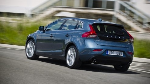 De Volvo S40 en V50 lopen op hun laatste benen maar opvolging is onderweg, want het is de nieuwe V40 die het stokje mag gaan overnemen. Als vijfdeurs hatchback staat de nieuwe Zweed direct tegenover d